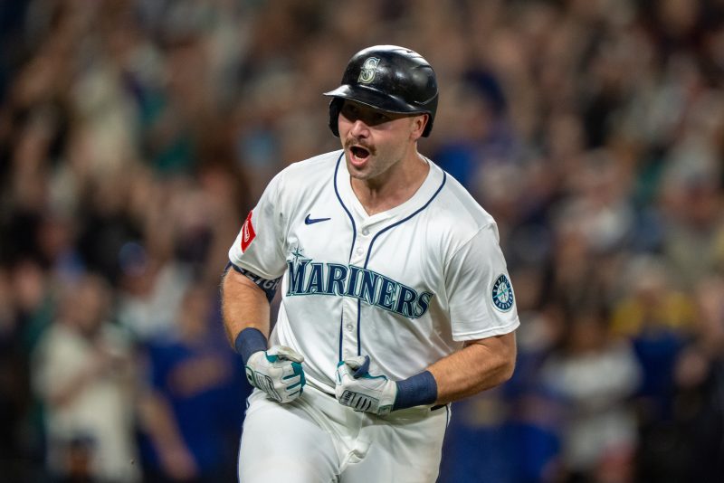 Cal Raleigh reaches 60 home run milestone